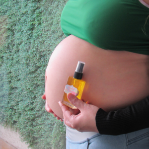 Cuidar el embarazo incluye el cuidado de la piel con aceite de Rosa Mosqueta